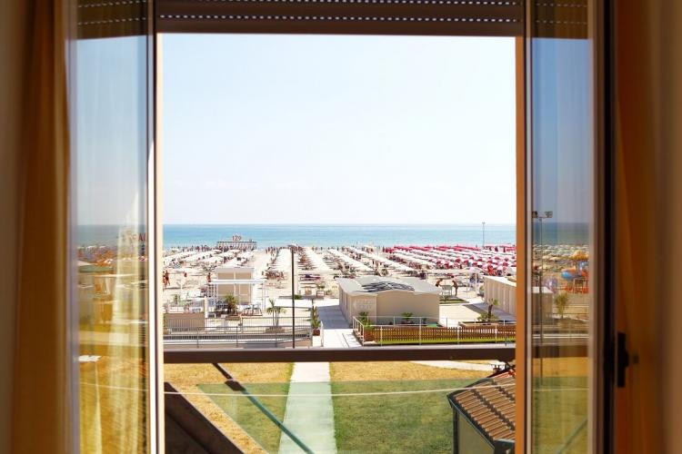 una finestra direttamente sul mare